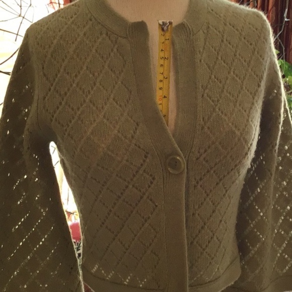 Beautiful long sleeve green cardigan. - Picture 2 of 10